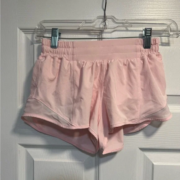 Lululemon Hotty Hot Low-Rise Lined Short 2.5" EUC Size 4 - Picture 4 of 5